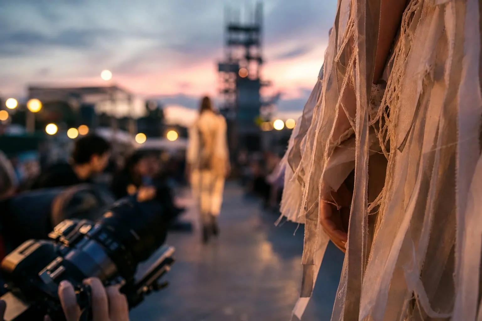 Estúdio pop-up moda: filmar sustentável em espaços culturais