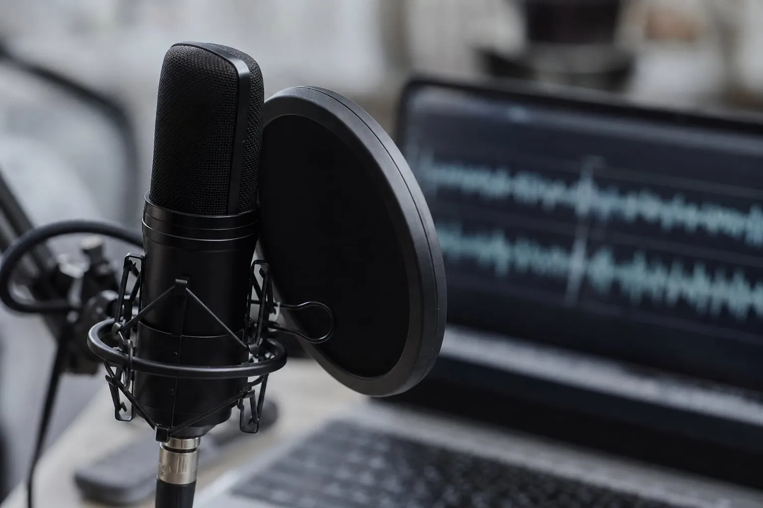 Como transcrever podcast com IA sem expor seus arquivos
